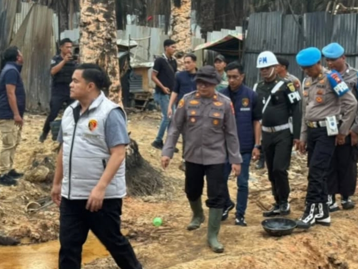 Dirkrimsus Polda Sumsel, Kombes Pol Dony Satrya Sembiring, turun langsung bersama Tim Gabungan, Tertibkan Sumur Minyak Ilegal di Muba. Fhoto: Istimewa