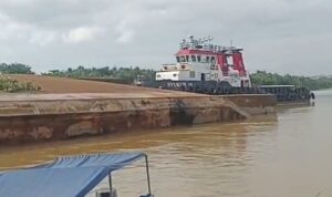 Tongkang karam di perairan Sungai Lalan, Bayung Lencir, Muba, Sabtu (18/4/26). Fhoto: Istimewa