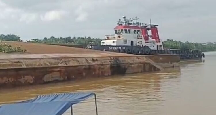 Tongkang karam di perairan Sungai Lalan, Bayung Lencir, Muba, Sabtu (18/4/26). Fhoto: Istimewa