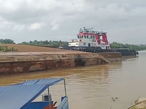 Tongkang karam di perairan Sungai Lalan, Bayung Lencir, Muba, Sabtu (18/4/26). Fhoto: Istimewa