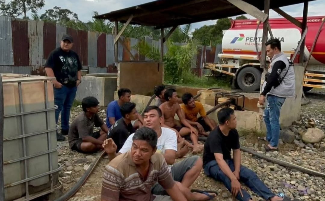 Kasubdit IV Tipidter Ditreskrimsus Polda Sumsel, AKBP Ahmad Budi Martono SIK MH, didampingi Kanit II Tipidter Kompol M Indra Parameswara SIK, MH, serta Kasat Reskrim Polres Musi Rawas AKP Redho SH, petugas menyita puluhan ton BBM olehan dan mengamankan para pelaku, Selasa (21/4/26).Fhoto: Istimewa 