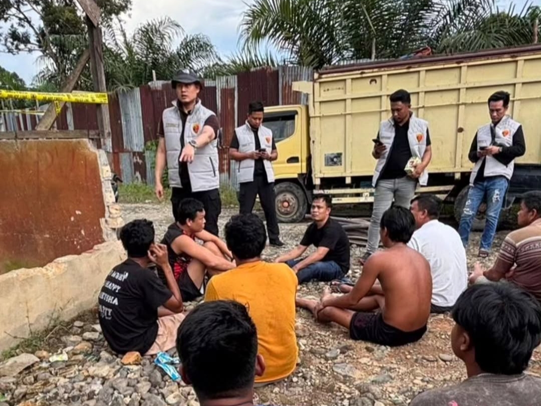 Kasubdit IV Tipidter Ditreskrimsus Polda Sumsel, AKBP Ahmad Budi Martono SIK MH, didampingi Kanit II Tipidter Kompol M Indra Parameswara SIK, MH, serta Kasat Reskrim Polres Musi Rawas AKP Redho SH, petugas menyita puluhan ton BBM olehan dan mengamankan para pelaku, Selasa (21/4/26).Fhoto: Istimewa 