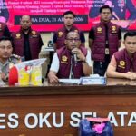 Kasat Reskrim Polres OKU Selatan, AKP Aston L. Sinaga, SH., MH., didampingi Kasi Humas, AKP Amir Hamzah, dan Kanit Pidsus, Ipda Dr. Viktor Fitrizal Aulia, saat konferensi pers, Sabtu (25/4/26). Fhoto: Istimewa