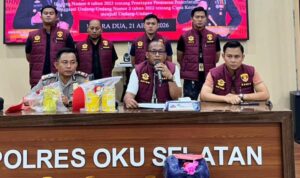 Kasat Reskrim Polres OKU Selatan, AKP Aston L. Sinaga, SH., MH., didampingi Kasi Humas, AKP Amir Hamzah, dan Kanit Pidsus, Ipda Dr. Viktor Fitrizal Aulia, saat konferensi pers, Sabtu (25/4/26). Fhoto: Istimewa