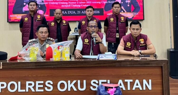Kasat Reskrim Polres OKU Selatan, AKP Aston L. Sinaga, SH., MH., didampingi Kasi Humas, AKP Amir Hamzah, dan Kanit Pidsus, Ipda Dr. Viktor Fitrizal Aulia, saat konferensi pers, Sabtu (25/4/26). Fhoto: Istimewa