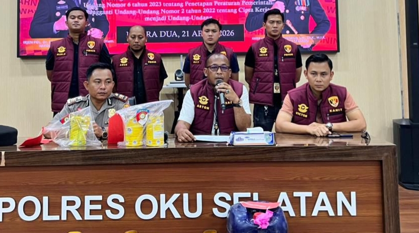 Kasat Reskrim Polres OKU Selatan, AKP Aston L. Sinaga, SH., MH., didampingi Kasi Humas, AKP Amir Hamzah, dan Kanit Pidsus, Ipda Dr. Viktor Fitrizal Aulia, saat konferensi pers, Sabtu (25/4/26). Fhoto: Istimewa