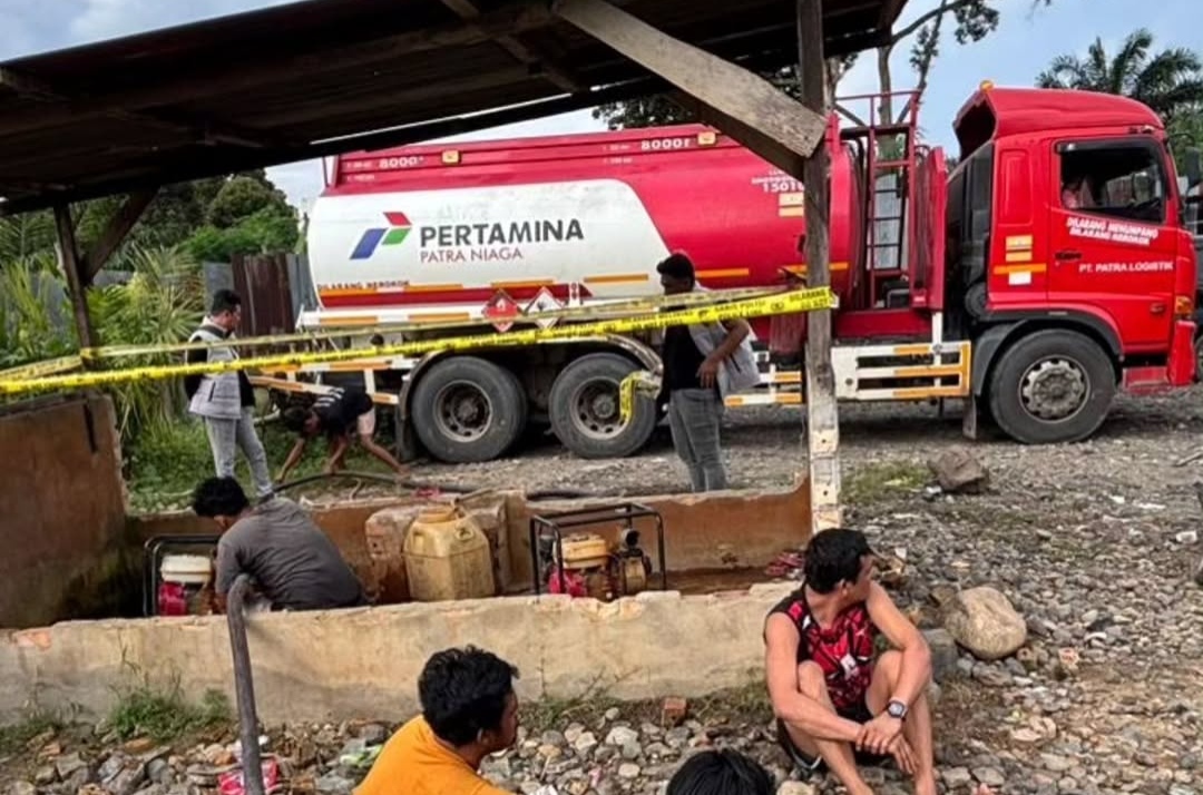 Truk Pertamina Patra Niaga saat melakukan barter Pertalite Subsidi Dengan minyak oplosan di gudang BBM ilegal Perbatasan Lubuk Linggau- Musi Rawas.