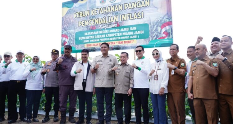 Wakil Menteri Pertanian RI sekaligus Ketua Umum DPN HKTI, Sudaryono, bersama Direktur Keuangan & Umum Pusri, Eric J. Rachman, dalam acara Temu Kader dan Pelantikan DPD HKTI se-Provinsi Jambi (20-21 April 2026)