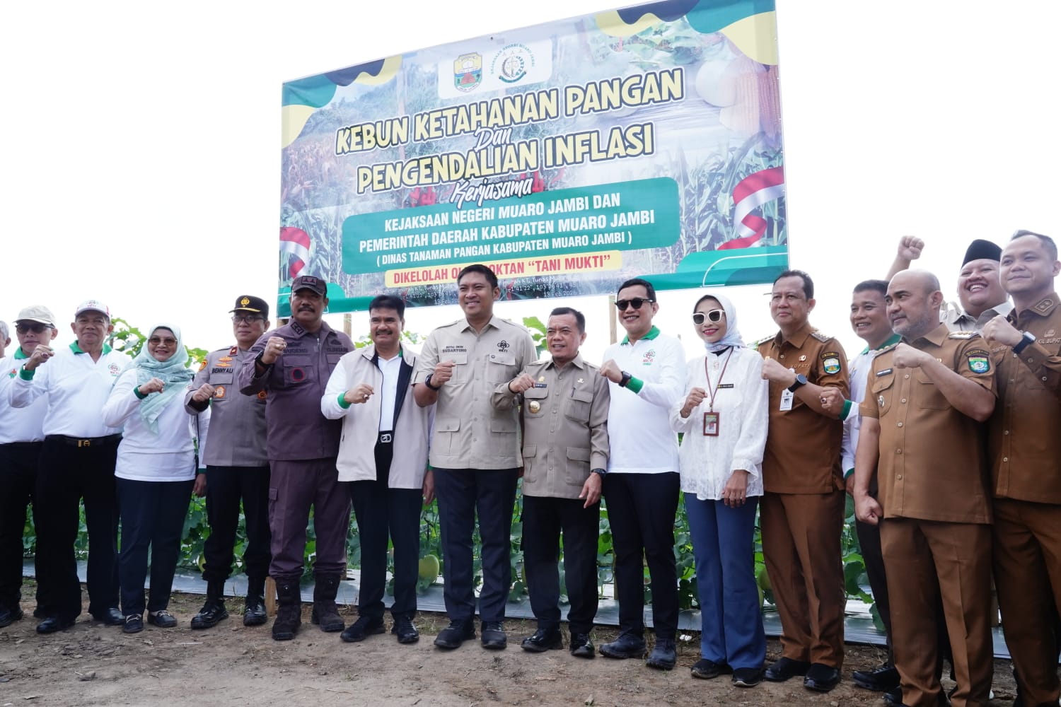 Wakil Menteri Pertanian RI sekaligus Ketua Umum DPN HKTI, Sudaryono, bersama Direktur Keuangan & Umum Pusri, Eric J. Rachman, dalam acara Temu Kader dan Pelantikan DPD HKTI se-Provinsi Jambi (20-21 April 2026)