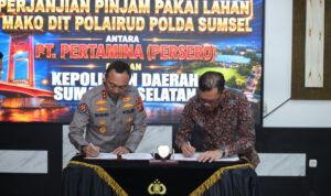 Kapolda Sumsel, Irjen Pol Sandi Nugroho dan Manager Pertamina saat menandatangani perjanjian pinjam pakai lahan, Kamis (21/5/26). Fhoto: Istimewa