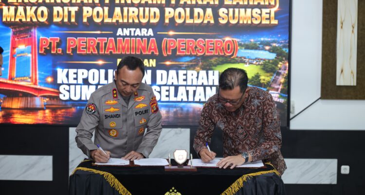 Kapolda Sumsel, Irjen Pol Sandi Nugroho dan Manager Pertamina saat menandatangani perjanjian pinjam pakai lahan, Kamis (21/5/26). Fhoto: Istimewa