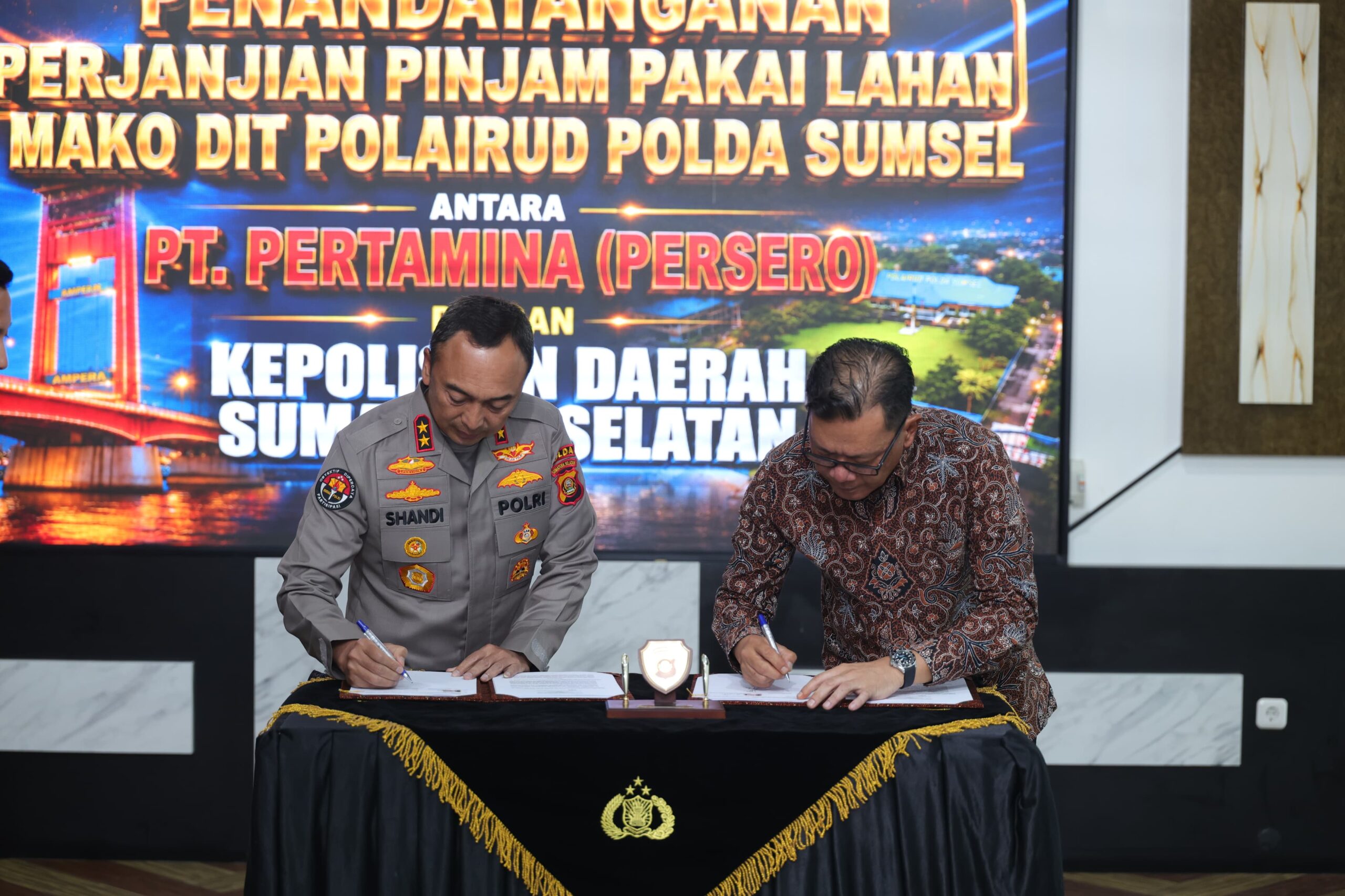 Kapolda Sumsel, Irjen Pol Sandi Nugroho dan Manager Pertamina saat menandatangani perjanjian pinjam pakai lahan, Kamis (21/5/26). Fhoto: Istimewa