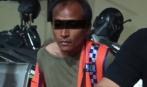 Pelaku Curanmor berinisial SF, saat diserahkan ke Polsek Talang Kelapa. Fhoto: Istimewa