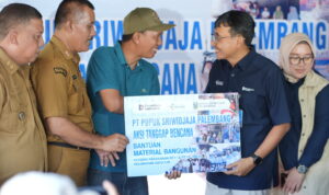 Direktur Utama PT Pusri Palembang, Maryono, menyerahkan langsung bantuan material untuk korban kebakaran 1 Ilir Palembang, Rabu (27/5/26). Fhoto: Istimewa Direktur Utama PT Pusri Palembang, Maryono, menyerahkan langsung bantuan material untuk korban kebakaran 1 Ilir Palembang, Rabu (27/5/26). Fhoto: Istimewa