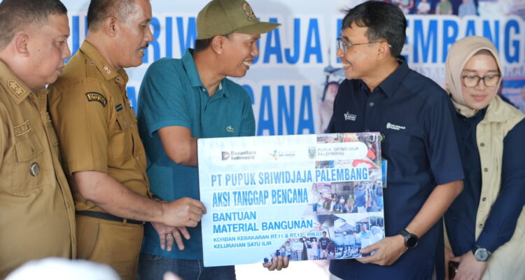 Direktur Utama PT Pusri Palembang, Maryono, menyerahkan langsung bantuan material untuk korban kebakaran 1 Ilir Palembang, Rabu (27/5/26). Fhoto: Istimewa