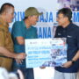 Direktur Utama PT Pusri Palembang, Maryono, menyerahkan langsung bantuan material untuk korban kebakaran 1 Ilir Palembang, Rabu (27/5/26). Fhoto: Istimewa