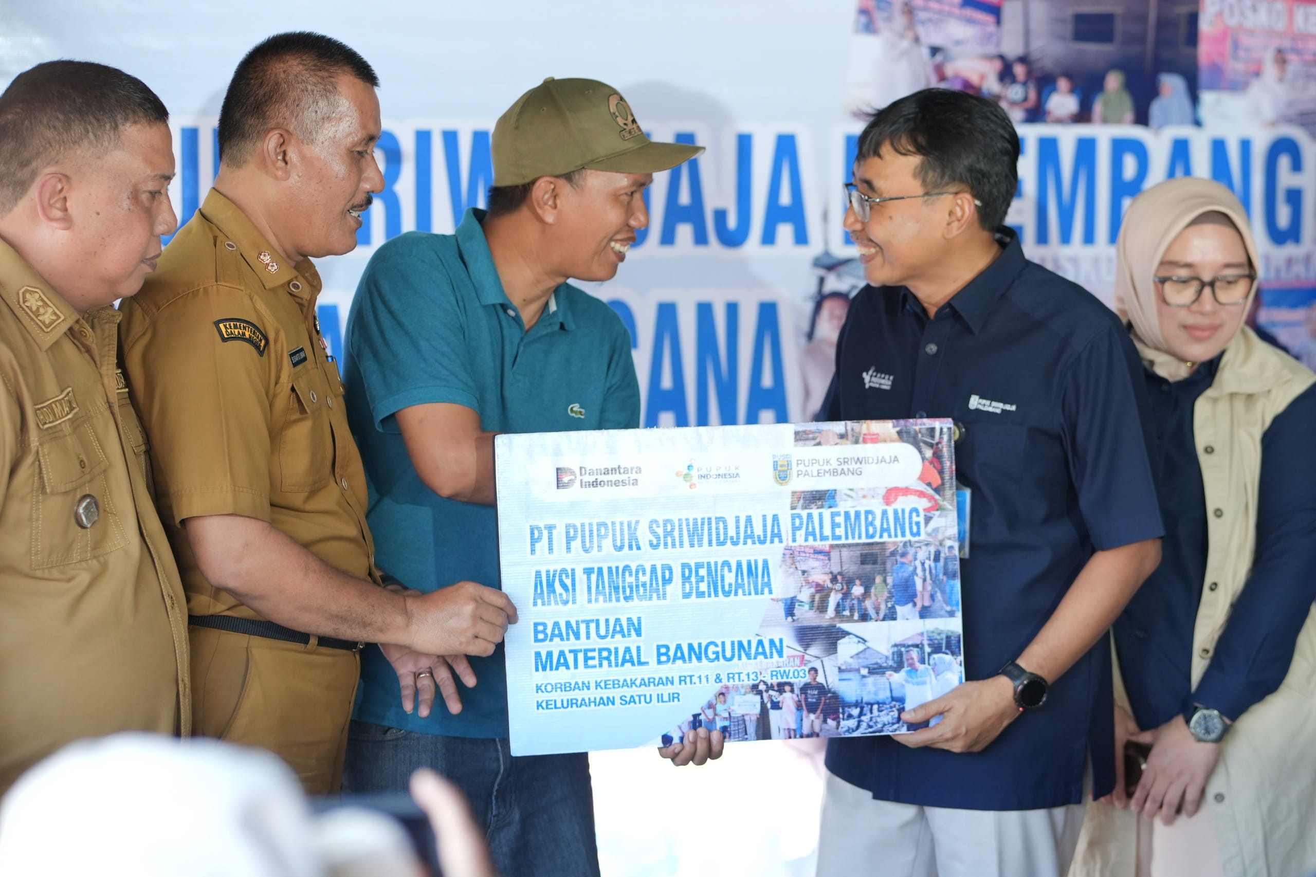 Direktur Utama PT Pusri Palembang, Maryono, menyerahkan langsung bantuan material untuk korban kebakaran 1 Ilir Palembang, Rabu (27/5/26). Fhoto: Istimewa