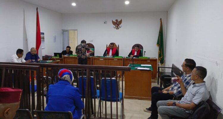 Penggugat, Zulhanan dan Edward didampingi kuasa hukum Sihat Judin, SH, MH dan M. Daud Dahlan, SH, MH, tampak hadir di persidangan. Fhoto: Istimewa
