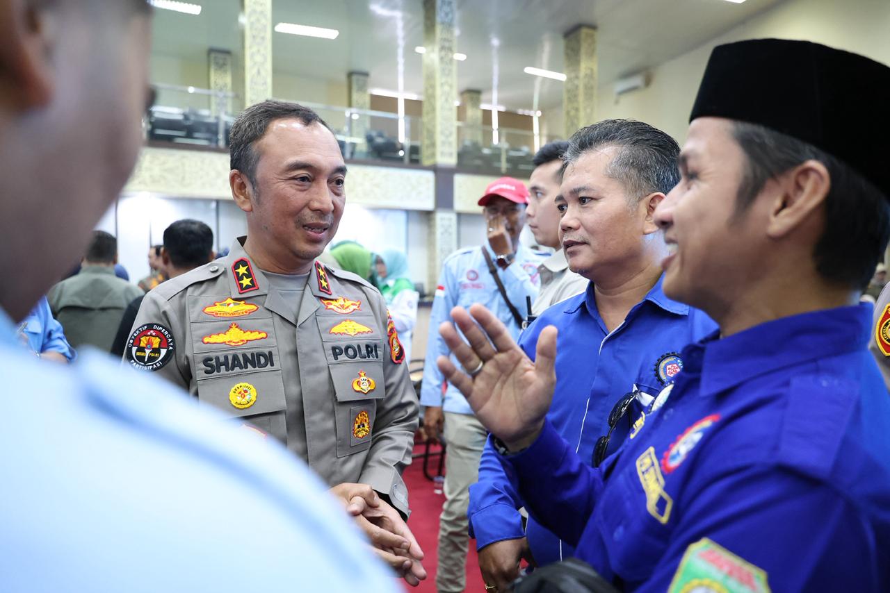 Kapolda Sumsel, Irjen Pol Sandi Nugroho saat mengobrol langsung dengan para Buruh, Jum'at (1/5/26).Fhoto: Istimewa