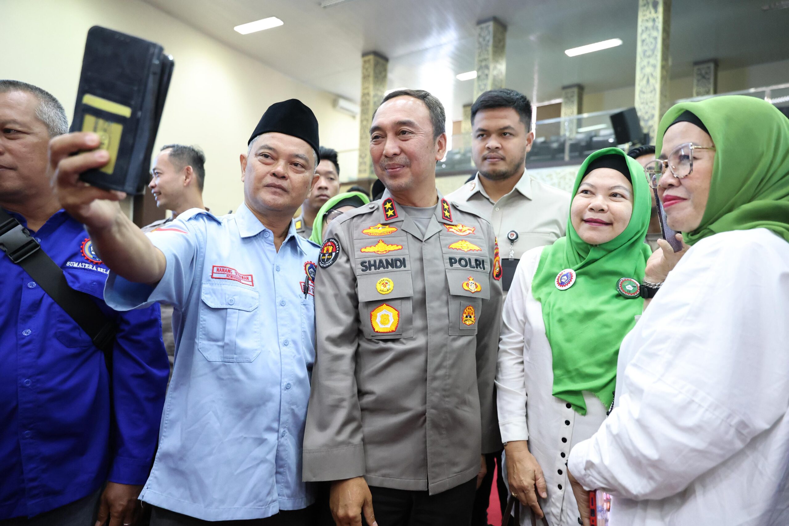 Kedekatan Kapolda Sumsel, Irjen Pol Sandi Nugroho, saat perwakilan Buruh Sumsel meminta fhoto Selfi, Jum'at (1/5/26).Fhoto: Istimewa