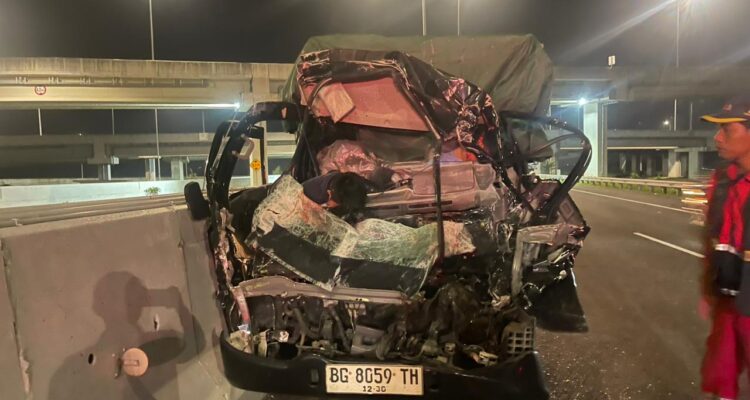 Mobil Pickup yang nampak ringsek dalam tragedi tabrak lari di KM 3 Tol Indralaya. Fhoto: Istimewa