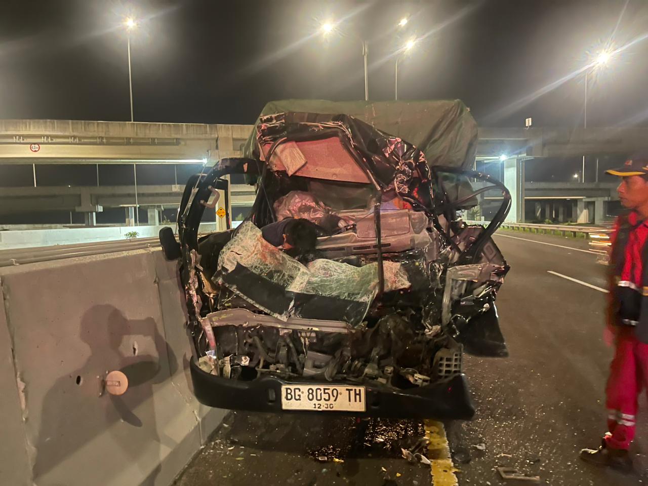 Mobil Pickup yang nampak ringsek dalam tragedi tabrak lari di KM 3 Tol Indralaya. Fhoto: Istimewa