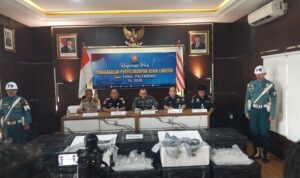Komandan Lanal Palembang, Kolonel Laut (P) Arry Hendrawan, pimpin pres release dengan awak media, Selasa (5/5/26). Fhoto: Istimewa