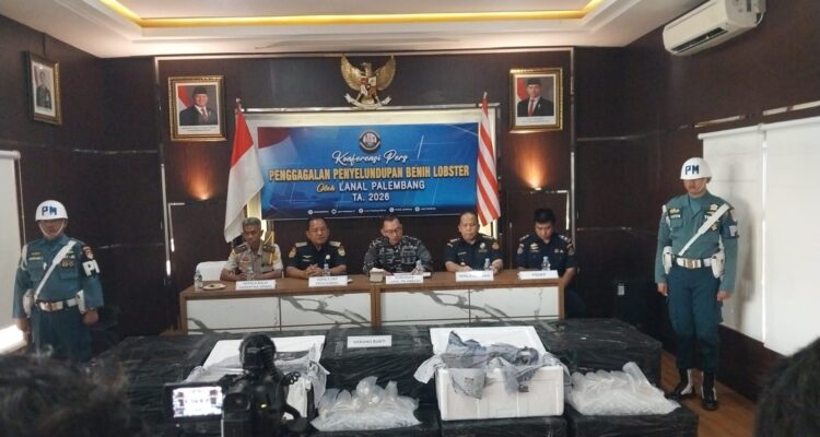 Komandan Lanal Palembang, Kolonel Laut (P) Arry Hendrawan, pimpin pres release dengan awak media, Selasa (5/5/26). Fhoto: Istimewa