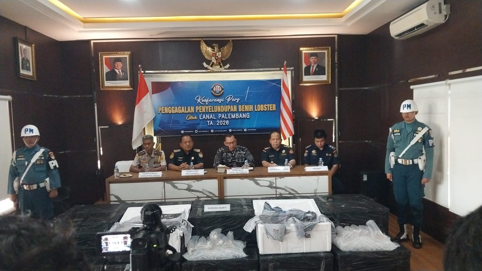 Komandan Lanal Palembang, Kolonel Laut (P) Arry Hendrawan, pimpin pres release dengan awak media, Selasa (5/5/26). Fhoto: Istimewa