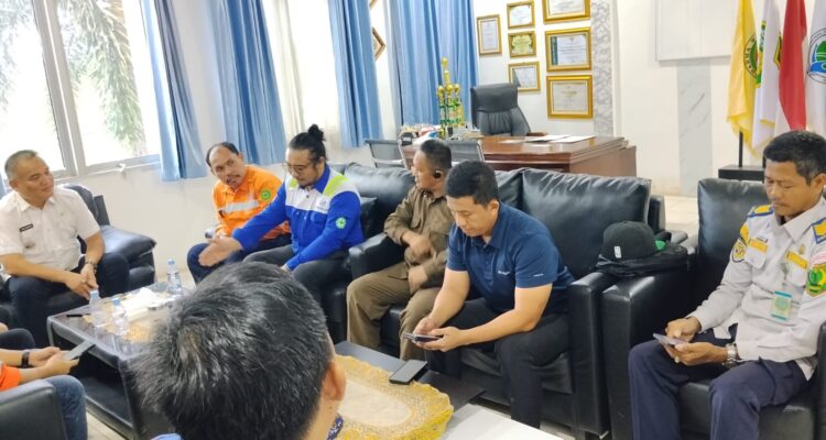 Pihak PT GSM saat di panggil Ditpolairud Polda Sumsel dan APH lainnya, bahas kejadian Tongkang tabrak jembatan Sungai Lilin, Rabu (6/5/26). Fhoto: Suherman