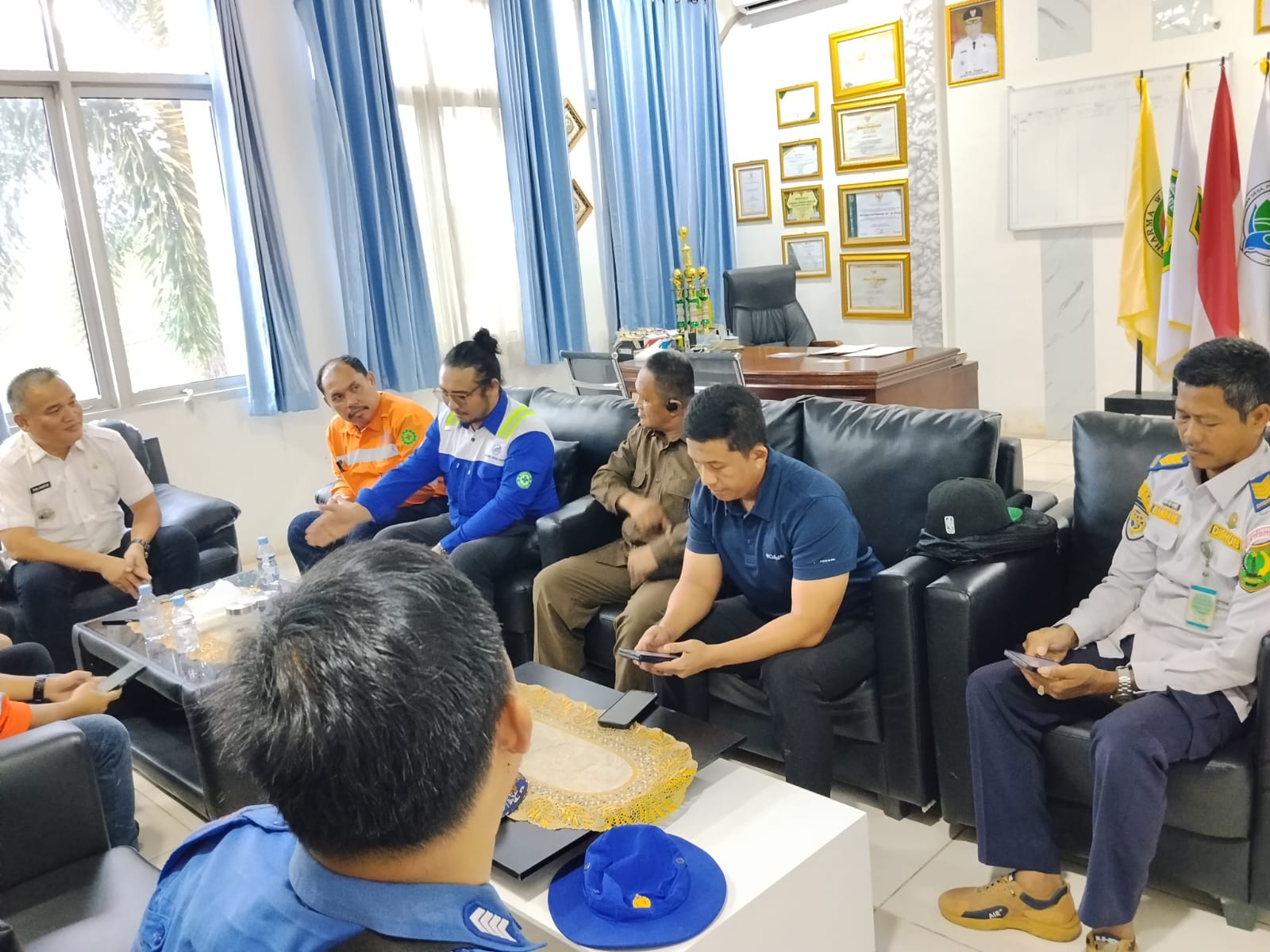 Pihak PT GSM saat di panggil Ditpolairud Polda Sumsel dan APH lainnya, bahas kejadian Tongkang tabrak jembatan Sungai Lilin, Rabu (6/5/26). Fhoto: Suherman