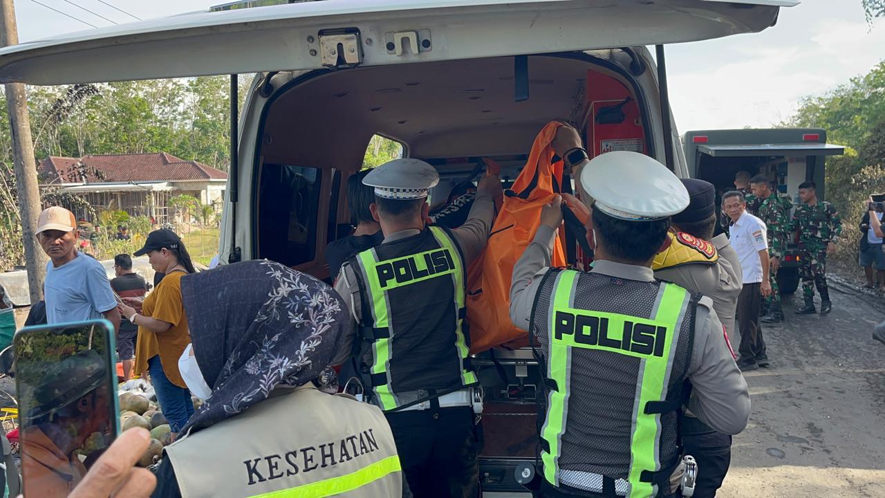 Polisi Polres Muratara lakukan evakuasi korban kecelakaan antar truk tangki Serelaya vs Bus ALS, Rabu (6/5/25).Fhoto: Istimewa 