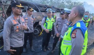 Dirlantas Polda Sumsel, Kombes Pol Mahesa Soegriwo dan Kapolres Muratara, AKBP Rendy Surya Aditama, saat berada di lokasi kejadian, Rabu (6/5/26). Fhoto: Istimewa