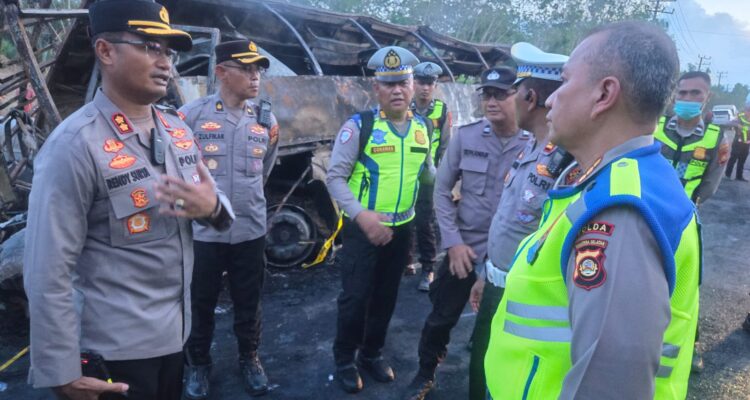 Dirlantas Polda Sumsel, Kombes Pol Mahesa Soegriwo dan Kapolres Muratara, AKBP Rendy Surya Aditama, saat berada di lokasi kejadian, Rabu (6/5/26). Fhoto: Istimewa