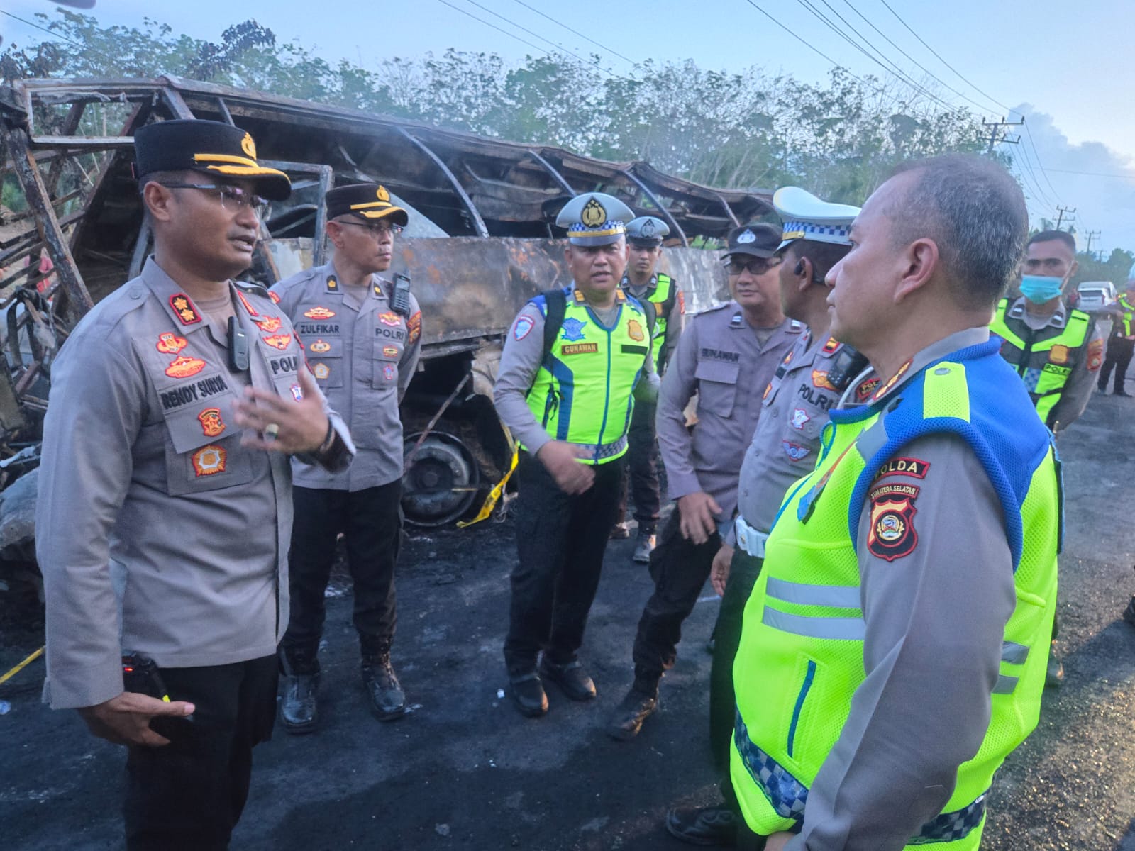 Dirlantas Polda Sumsel, Kombes Pol Mahesa Soegriwo dan Kapolres Muratara, AKBP Rendy Surya Aditama, saat berada di lokasi kejadian, Rabu (6/5/26). Fhoto: Istimewa
