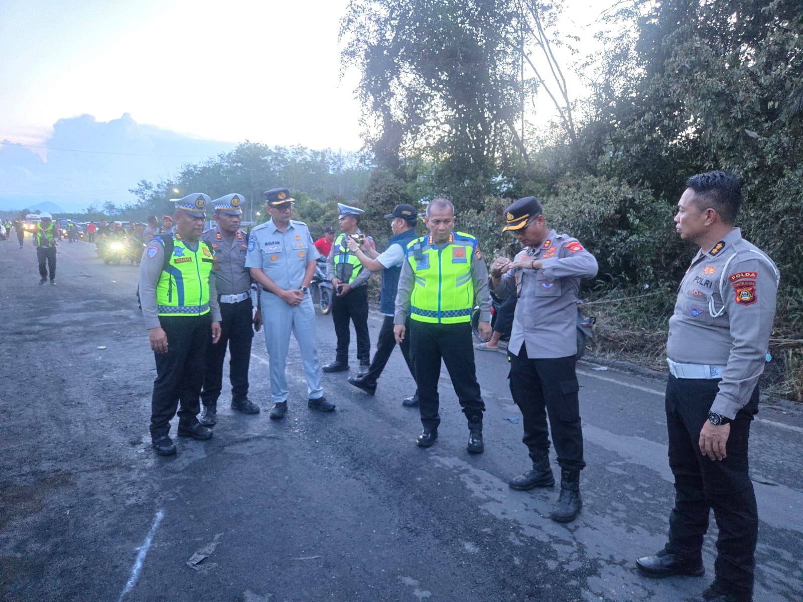 Dirlantas Polda Sumsel, Kombes Pol Mahesa Soegriwo dan Kapolres Muratara, AKBP Rendy Surya Aditama, saat di lokasi kejadian.