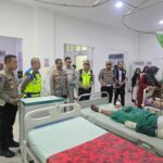 Dirlantas Polda Sumsel, Kombes Pol Mahesa Soegriwo dan Kapolres Muratara, AKBP Rendy Surya Aditama, melihat langsung kondisi korban kecelakaan yang masih selamat di RS Lubuklinggau, Rabu (6/5/26). Fhoto: Istimewa