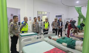 Dirlantas Polda Sumsel, Kombes Pol Mahesa Soegriwo dan Kapolres Muratara, AKBP Rendy Surya Aditama, melihat langsung kondisi korban kecelakaan yang masih selamat di RS Lubuklinggau, Rabu (6/5/26). Fhoto: Istimewa