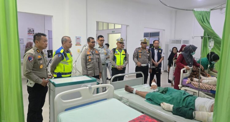 Dirlantas Polda Sumsel, Kombes Pol Mahesa Soegriwo dan Kapolres Muratara, AKBP Rendy Surya Aditama, melihat langsung kondisi korban kecelakaan yang masih selamat di RS Lubuklinggau, Rabu (6/5/26). Fhoto: Istimewa