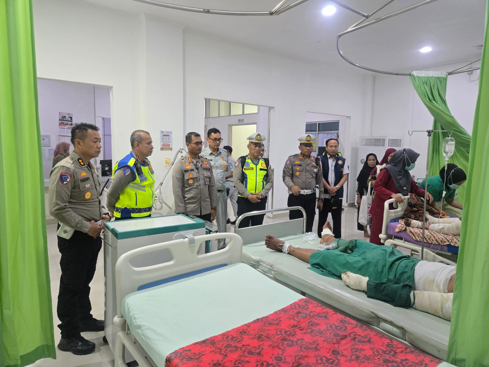Dirlantas Polda Sumsel, Kombes Pol Mahesa Soegriwo dan Kapolres Muratara, AKBP Rendy Surya Aditama, melihat langsung kondisi korban kecelakaan yang masih selamat di RS Lubuklinggau, Rabu (6/5/26). Fhoto: Istimewa