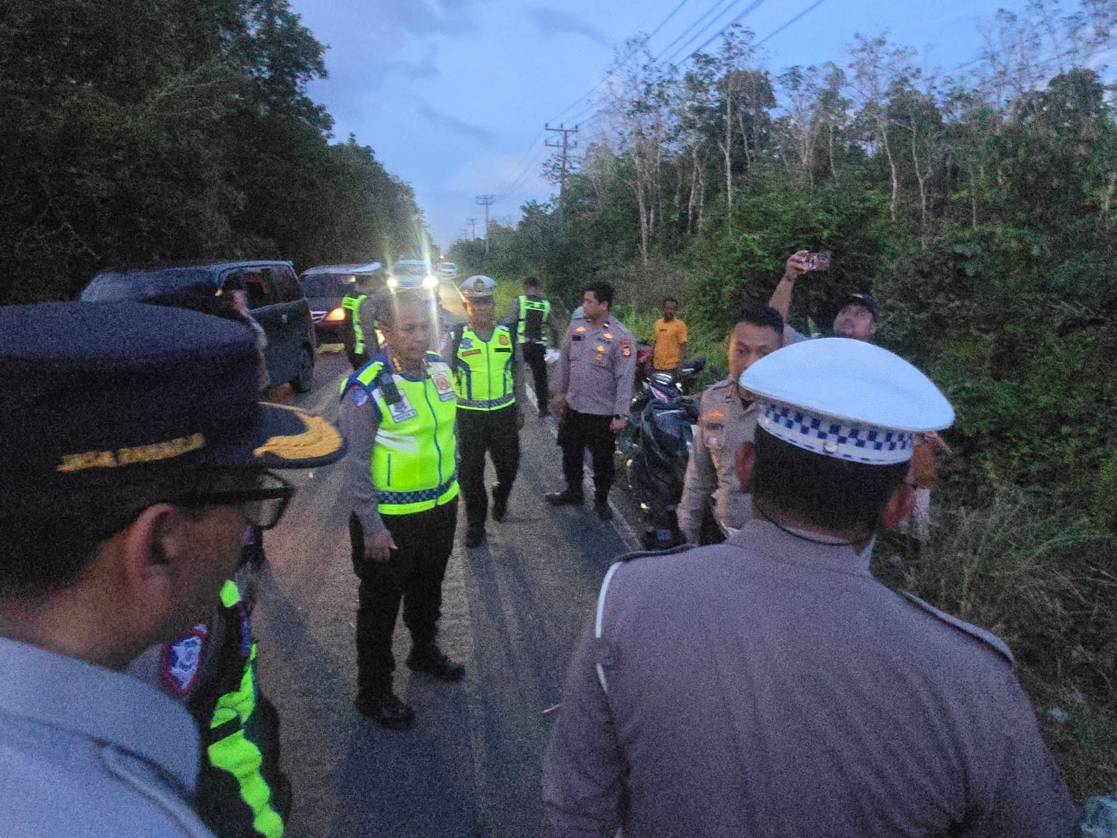 Dirlantas Polda Sumsel, Kombes Pol Mahesa Soegriwo dan Kapolres Muratara, AKBP Rendy Surya Aditama, masih berada di lokasi kejadian sampai menjelang malam, Rabu (6/5/26).Fhoto: Istimewa