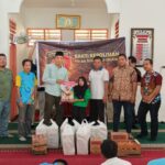 Kasubdit V Dit Intelkam Polda Sumsel, Kompol Andi Kusuma Jaya, S.S.T., MH., M.Mar, saat memberikan bantuan sosial kepada Perwakilan Sentra Budi Perkasa, Jum'at (8/5/26). Fhoto: Istimewa