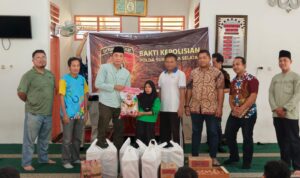 Kasubdit V Dit Intelkam Polda Sumsel, Kompol Andi Kusuma Jaya, S.S.T., MH., M.Mar, saat memberikan bantuan sosial kepada Perwakilan Sentra Budi Perkasa, Jum'at (8/5/26). Fhoto: Istimewa