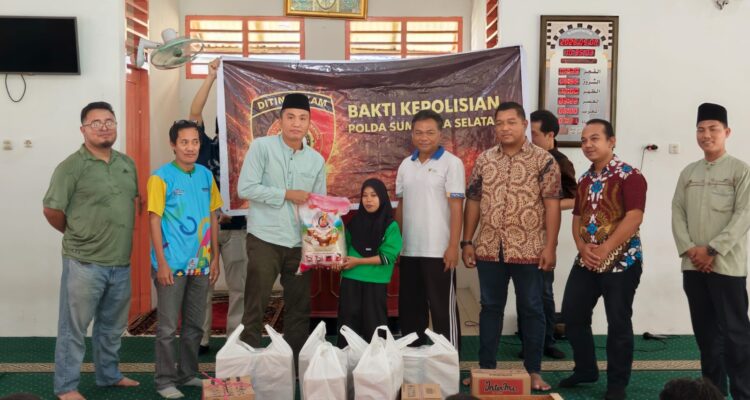 Kasubdit V Dit Intelkam Polda Sumsel, Kompol Andi Kusuma Jaya, S.S.T., MH., M.Mar, saat memberikan bantuan sosial kepada Perwakilan Sentra Budi Perkasa, Jum'at (8/5/26). Fhoto: Istimewa