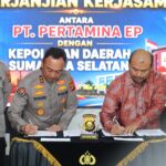 Kapolda Sumsel, Irjen Pol Sandi Nugroho dan perwakilan PT Pertamina EP saat menandatangani perjanjian kerjasama tata kelola sumur minyak rakyat, Senin (11/5/26). Fhoto: Istimewa