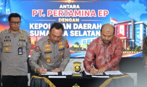 Kapolda Sumsel, Irjen Pol Sandi Nugroho dan perwakilan PT Pertamina EP saat menandatangani perjanjian kerjasama tata kelola sumur minyak rakyat, Senin (11/5/26). Fhoto: Istimewa