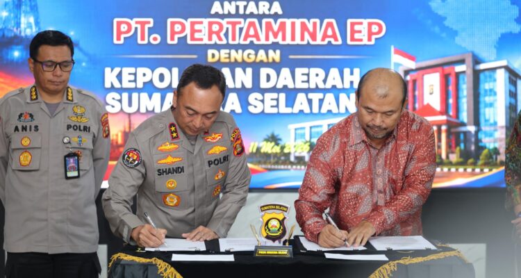 Kapolda Sumsel, Irjen Pol Sandi Nugroho dan perwakilan PT Pertamina EP saat menandatangani perjanjian kerjasama tata kelola sumur minyak rakyat, Senin (11/5/26). Fhoto: Istimewa
