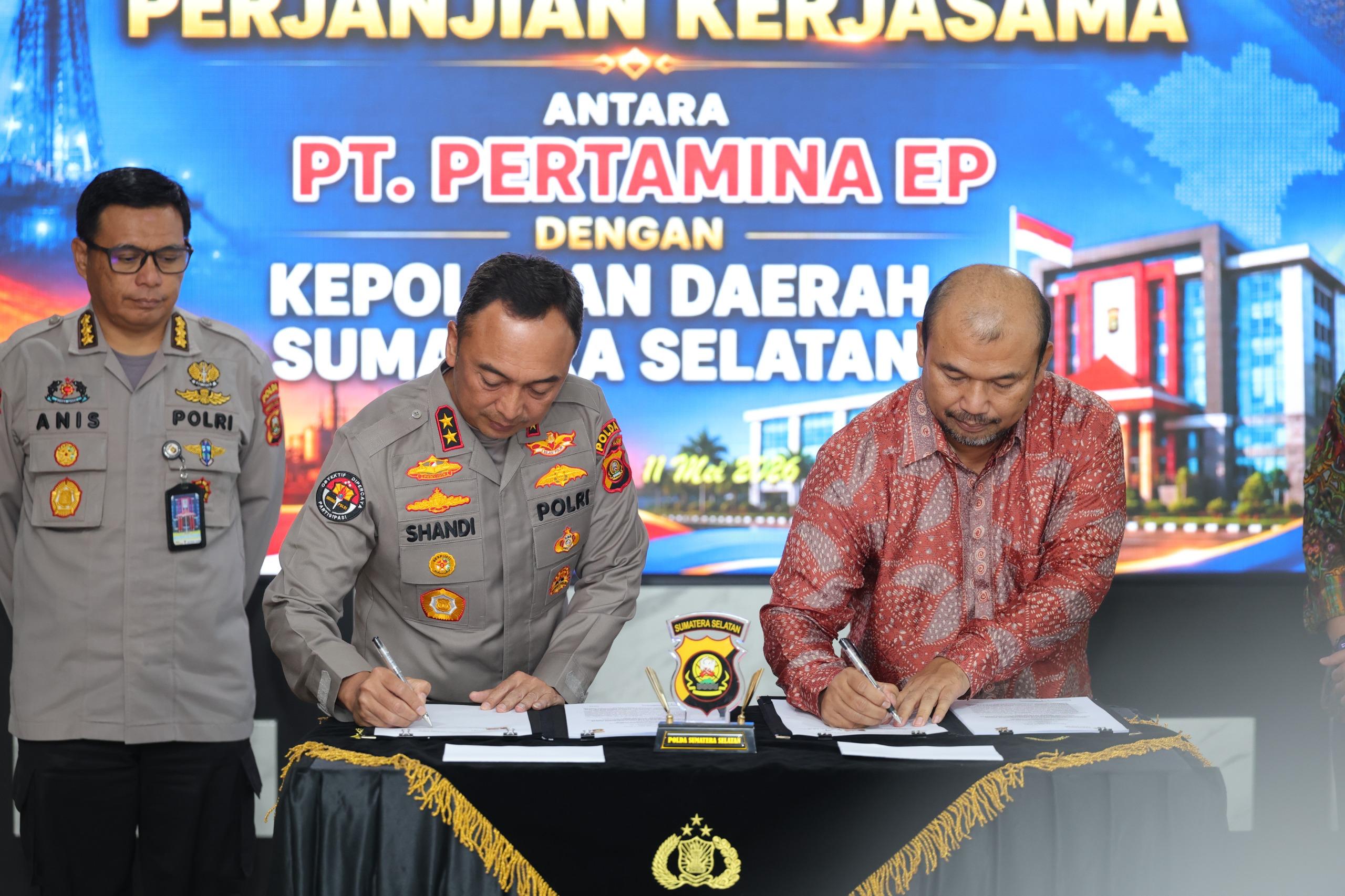 Kapolda Sumsel, Irjen Pol Sandi Nugroho dan perwakilan PT Pertamina EP saat menandatangani perjanjian kerjasama tata kelola sumur minyak rakyat, Senin (11/5/26). Fhoto: Istimewa Kapolda Sumsel, Irjen Pol Sandi Nugroho dan perwakilan PT Pertamina EP saat menandatangani perjanjian kerjasama tata kelola sumur minyak rakyat, Senin (11/5/26). Fhoto: Istimewa