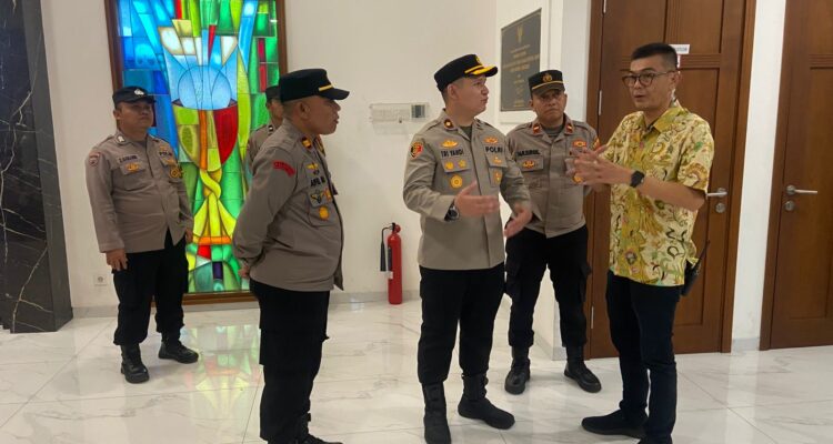 Wakapolres Tangerang Selatan, Kompol Muchammad Tri Yandi Permana, tinjau pengamanan ibadah Kenaikan Yesus Kristus di Gereja Katolik St. Perawan Maria Benteng Gading, Pagedangan, Kamis (14/5/2026). Fhoto: Istimewa