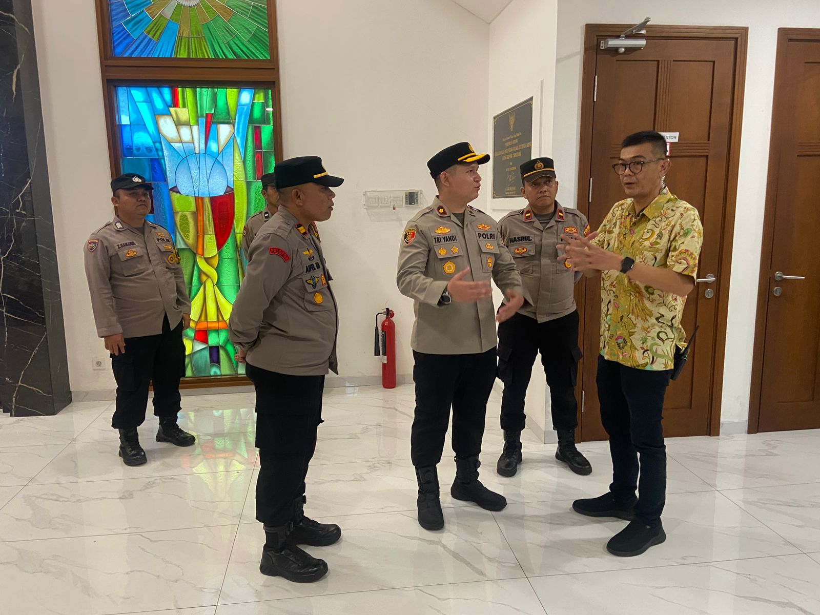 Wakapolres Tangerang Selatan, Kompol Muchammad Tri Yandi Permana, tinjau pengamanan ibadah Kenaikan Yesus Kristus di Gereja Katolik St. Perawan Maria Benteng Gading, Pagedangan, Kamis (14/5/2026). Fhoto: Istimewa